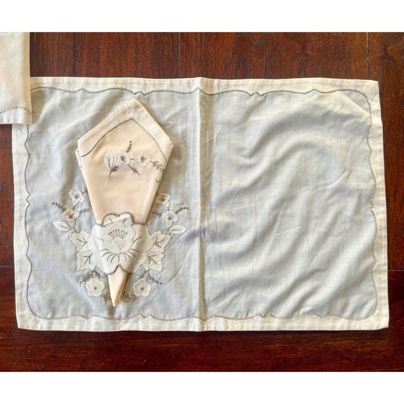 Vintage Napkins & Doilies set of 4 napkins n 4 doilies light yellow pocket decor - Picture 1 of 8